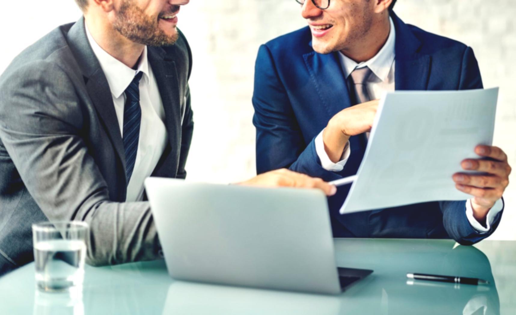 Persona trabajando en planificación financiera con gráficos