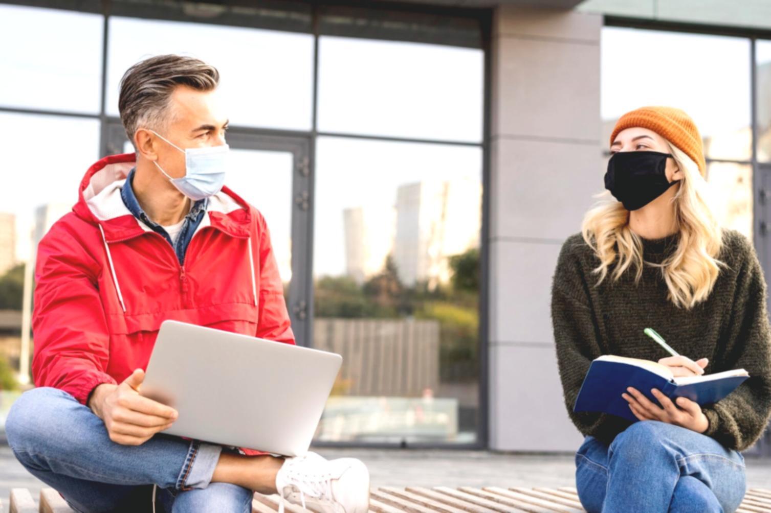 Persona organizando documentos financieros en escritorio